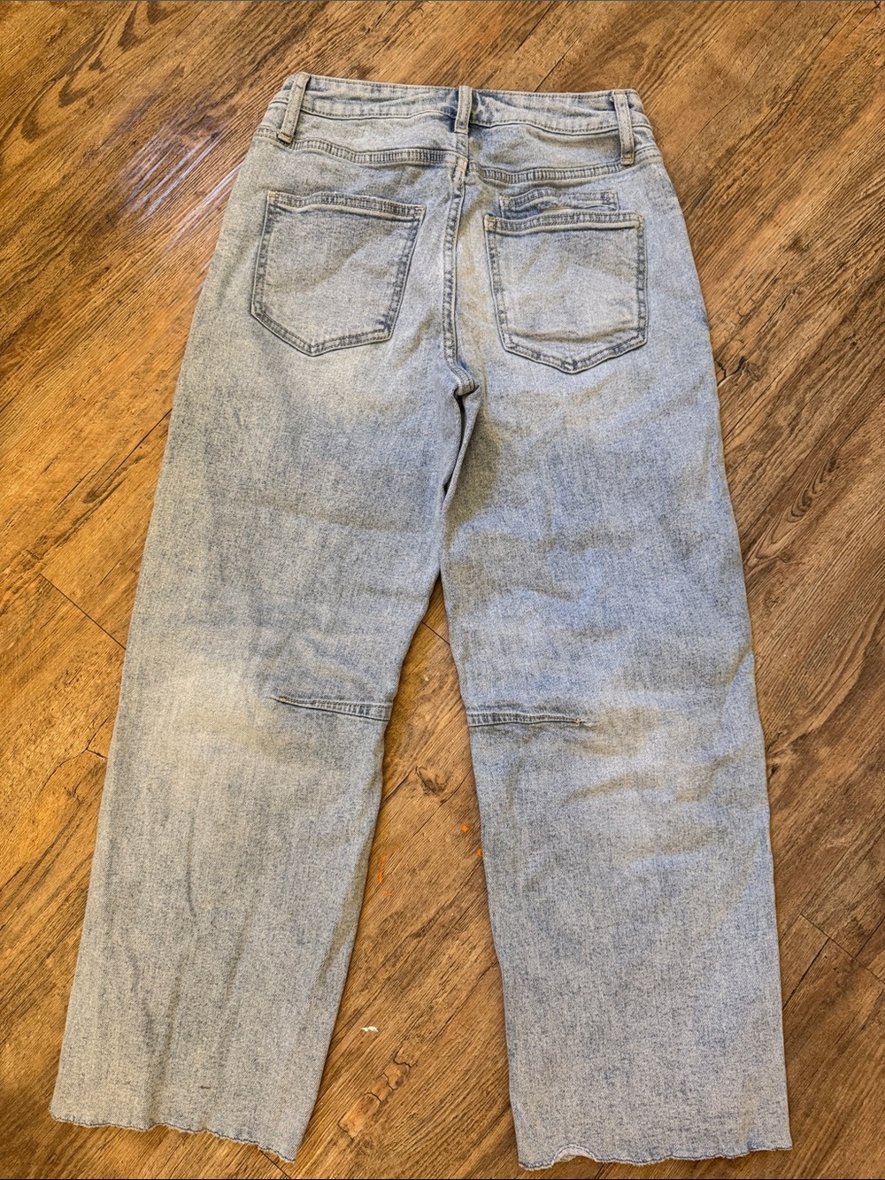 Relaxed Light Wash Women's Jeans with Utility Pockets - Picture 4 of 4